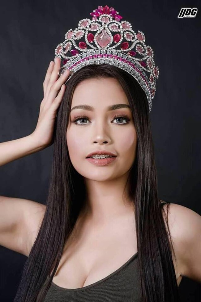 Guru sekolah menengah bernama Nikki San Diego viral setelah berbagi foto selfie di kelas. Kecantikan yang dimiliki oleh Nikki membuat dirinya dikagumi. Nikki merupakan pemenang Miss Tanglawan 2018 yang menjadi guru SMA di sekolah Nasional San Jose Del Monte, Filipina. Foto: Dok. Instagram