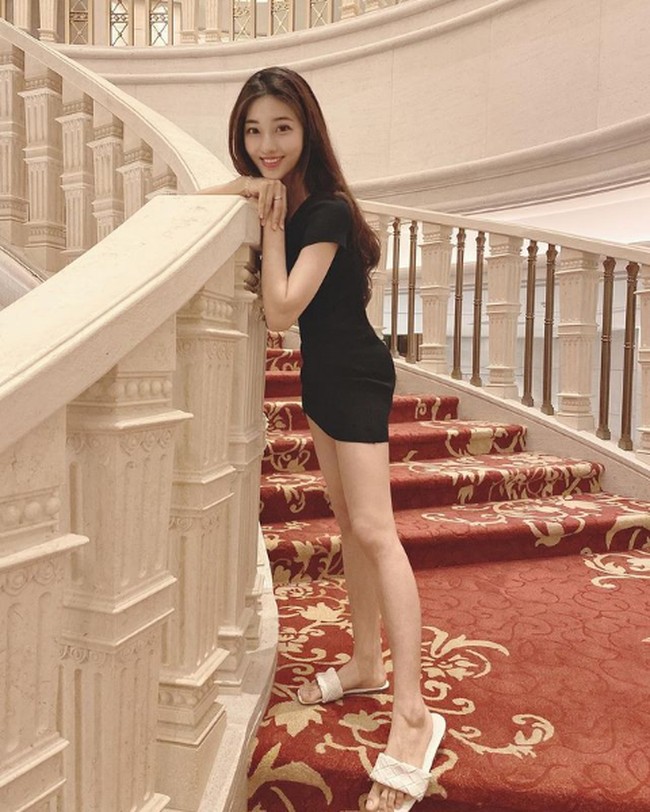 Seorang dosen di Taiwan, Cheng Jhiawen dipuji sebagai dosen tercantik setelah foto-fotonya di kelas menjadi viral di media sosial. Wanita berusia 28 tahun ini mengajar ekonomi berbasis kekayaan intelektual di Universitas Sains dan Teknologi Chien Hsin di Taoyuan, Taiwan. Foto: Dok. Instagram