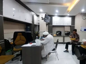 Momen Habib Rizieq Shihab Makan Nasi Kotak hingga Nasi Mandhi