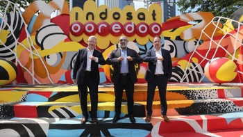 Chief Technology & Information Officer Indosat Ooredoo, Medhat Elhusseiny bersama dengan Head of Ericsson Indonesia, Jerry Soper mengumumkan menggunakan dukungan Ericsson Digital Monetization Platform (DMP) untuk mentransformasi sistem pendukung bisnis (BSS) Indosat dalam rangka memberikan pengalaman digital secara penuh ke pelanggan.