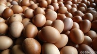 Di Pasar Tradisional Bantar Gebang, Kota Bekasi, harga telur ayam mencapai Rp 28.000,- per kilogram.