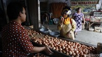 Setiap tahun, harga telur ayam mengalami kenaikan saat menjelang dua perayaan tersebut.