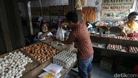 Pedagang telur ayam saat melayani pembeli di Pasar Tradisional Bantar Gebang, Kota Bekasi, Minggu (13/12/2021).