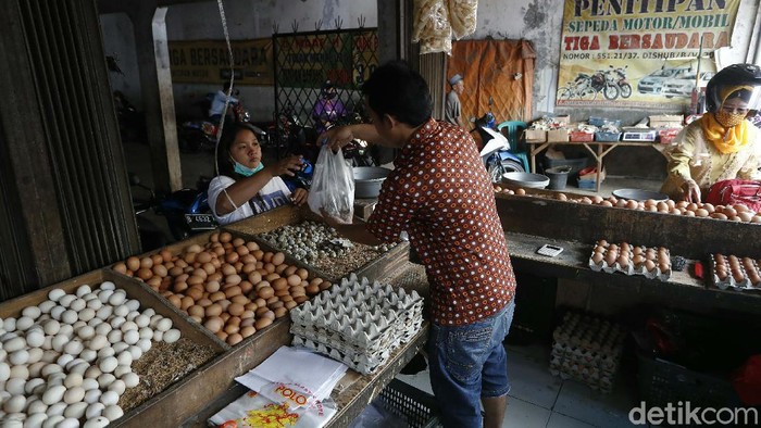 Jelang Natal dan Tahun Baru, Harga Telur Ayam Merangkak Naik Menjelang hari Natal dan Tahun Baru, harga telur ayam di pasar tradisional merangkak naik.
Harga telur ayam kini bertengger di Rp 28.000/kilogram.