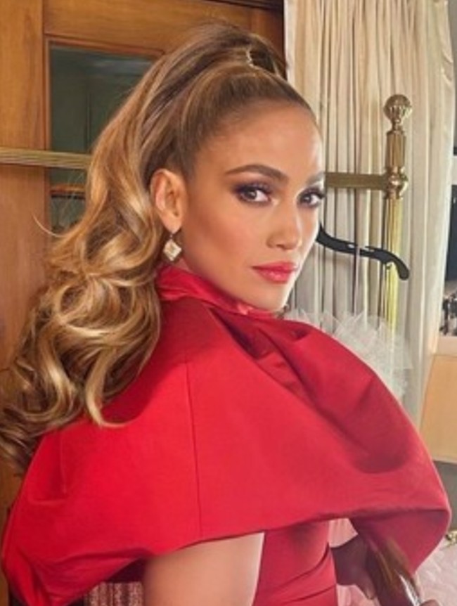 Pada 1997, Jennifer Lopez menikah dengan Ojani Noa, pengawal sekaligus pelatih fitnes pribadinya. Usia pernikahan mereka hanya seumur jagung, bertahan selama 10,5 bulan. Foto: Instagram/jlo