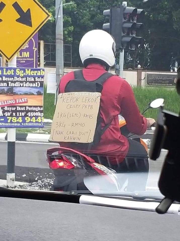 Cari Modal untuk Menikah, Pria Ini Jualan Kerupuk dengan Cara Unik