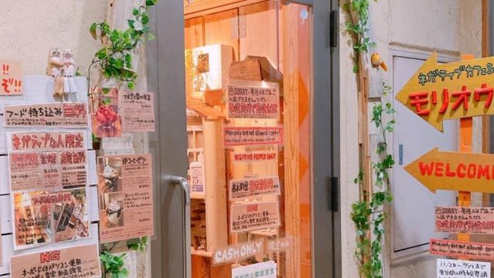 Kafe murung di Jepang.