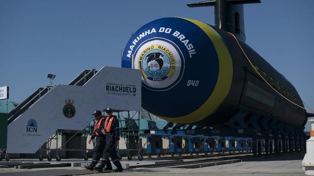Kapal Selam Riachuelo Workers walk past the Brazilian submarine Riachuelo before its launching ceremony at the Itaguai Naval Complex in Itaguai, Brazil, Friday, Dec. 14, 2018. This is the first of five submarines built with French technology. (AP Photo/Leo Correa)