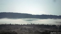 Dalam perjalanan menuju PLBN Aruk, sepanjang jalan kita disuguhi oleh pemandangan gunung serta perbukitan yang indah.