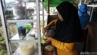 Justru, bubur ini lebih mirip dengan bubur khas Manado, yang membedakan adalah bubur pedas warnanya lebih hijau.