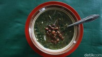 Warna hijau yang mendominasi berasal dari sayur-sayuran yang cukup familiar. Tetapi, ada satu sayuran menjadi ciri khas dari bubur pedas ini, yakni daun kesum (daun laksa). Ikuti terus jelajah detikcom bersama BRI dalam di tapalbatas.detik.com.