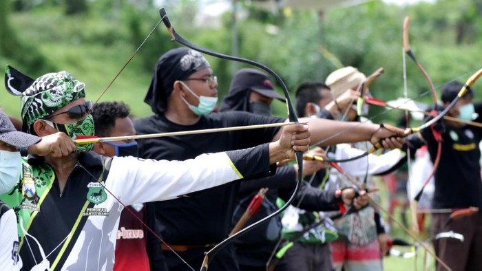LATIHAN OLAHRAGA PANAHAN TRADISIONAL Juri mencatat perolehan nilai peserta panahan tradisional di Alam Indah Lestari, Banyuwangi, Jawa Timur, Minggu (13/12/2020). Latihan bersama olahraga panahan tradisional yang diikuti peserta di kawasan karisidenan Besuki itu sebagai ajang silaturahim serta menyalurkan hobi dan bakat. ANTARA FOTO/Budi Candra Setya/rwa.