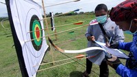 Juri mencatat perolehan nilai peserta panahan tradisional di Alam Indah Lestari, Banyuwangi, Jawa Timur, Minggu (13/12/2020).