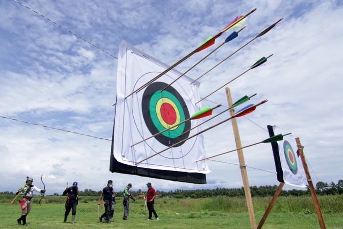 Juri mencatat perolehan nilai peserta panahan tradisional di Alam Indah Lestari, Banyuwangi, Jawa Timur, Minggu (13/12/2020). Latihan bersama olahraga panahan tradisional yang diikuti peserta di kawasan karisidenan Besuki itu sebagai ajang silaturahim serta menyalurkan hobi dan bakat. ANTARA FOTO/Budi Candra Setya/rwa.