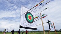 Peserta panahan tradisional mengambil busur saat berlatih di Alam Indah Lestari, Banyuwangi, Jawa Timur, Minggu (13/12/2020).