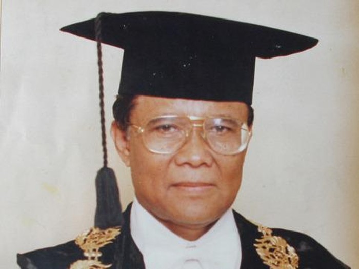Mantan Rektor Unpad Prof. Dr. Yuyun Wirasasmita