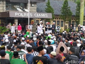 Protes Habib Rizieq Ditahan, Ratusan Massa Datangi Polres Ciamis
