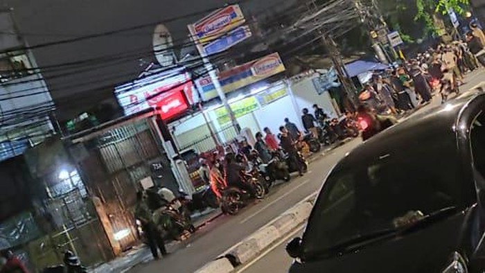 Massa di Jalan KS Tubun