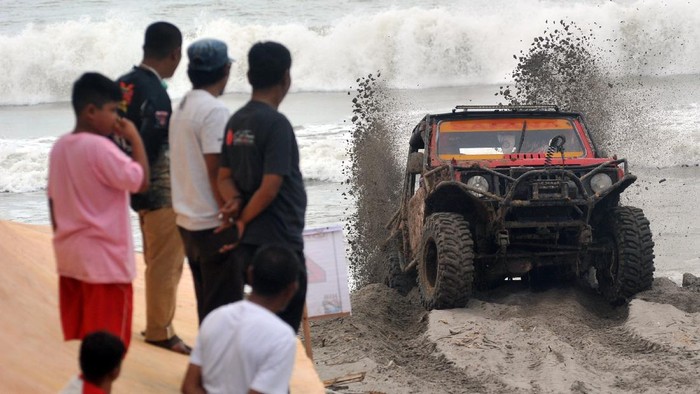 Peserta menjajal arena pantai saat digelarnya Extreme Offroad di Pantai Gandoriah,  Pariaman, Sumatera Barat, Minggu (13/12/2020). Pariaman Extreme Offroad tersebut digelar dalam rangka latihan bersama yang diikuti 112 peserta se-Sumatera Barat, Jambi dan Riau, sekaligus menarik minat daya tarik wisata di masa pandemi. ANTARA FOTO/Iggoy el Fitra/wsj.