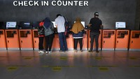 Saat ini untuk pembelian tiket hampir semua stasiun di Indonesia sudah menerapkan e-tiket. Terlihat calon penumpang membeli tiket di Stasiun Senin, Jakarta, Minggu (13/12/2020). ANTARA FOTO/GALIH PRADIPTA