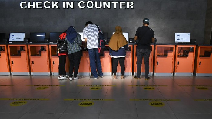 Calon penumpang membeli tiket di Stasiun Senin, Jakarta, Minggu (13/12/2020). PT Kereta Api Indonesia (Persero) telah menjual sebanyak 222.867 tiket atau 22 persen dari total tiket yang tersedia untuk libur Natal dan Tahun Baru 2021 (Nataru) untuk periode keberangkatan 18 Desember 2020 hingga 6 Januari 2021. ANTARA FOTO/Galih Pradipta/rwa.
