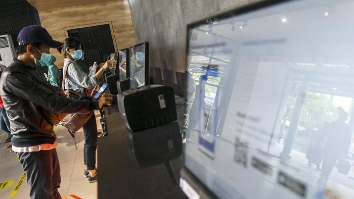 Calon penumpang membeli tiket di Stasiun Senin, Jakarta, Minggu (13/12/2020). PT Kereta Api Indonesia (Persero) telah menjual sebanyak 222.867 tiket atau 22 persen dari total tiket yang tersedia untuk libur Natal dan Tahun Baru 2021 (Nataru) untuk periode keberangkatan 18 Desember 2020 hingga 6 Januari 2021. ANTARA FOTO/Galih Pradipta/rwa.