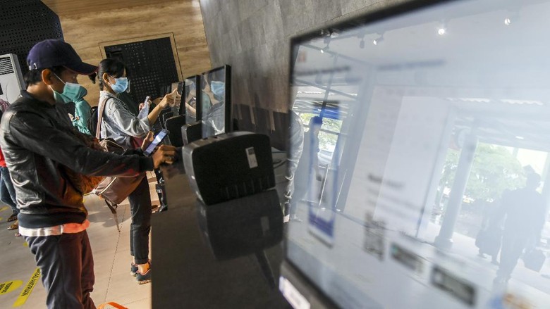 Calon penumpang membeli tiket di Stasiun Senin, Jakarta, Minggu (13/12/2020). PT Kereta Api Indonesia (Persero) telah menjual sebanyak 222.867 tiket atau 22 persen dari total tiket yang tersedia untuk libur Natal dan Tahun Baru 2021 (Nataru) untuk periode keberangkatan 18 Desember 2020 hingga 6 Januari 2021. ANTARA FOTO/Galih Pradipta/rwa.