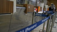 Calon penumpang membeli tiket di Stasiun Senin, Jakarta, Minggu (13/12/2020).