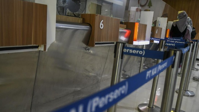 Calon penumpang membeli tiket di Stasiun Senin, Jakarta, Minggu (13/12/2020). PT Kereta Api Indonesia (Persero) telah menjual sebanyak 222.867 tiket atau 22 persen dari total tiket yang tersedia untuk libur Natal dan Tahun Baru 2021 (Nataru) untuk periode keberangkatan 18 Desember 2020 hingga 6 Januari 2021. ANTARA FOTO/Galih Pradipta/rwa.