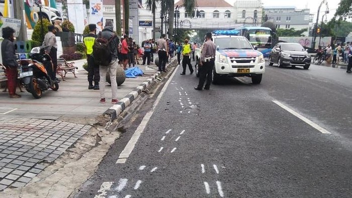 Polisi lakukan olah TKP di lokasi kecelakaan di Kota Bandung.