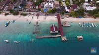 Kapal-kapal yang biasanya digunakan untuk mengantarkan wisatawan menikmati indahnya laut di kawasan Gili ini banyak yang bersandar menunggu untuk disewa.