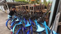 Pemilik penyewaan sepeda juga hanya bisa memarkirkan sepedanya ditepi jalan. Biasanya sepeda menjadi salah satu alternatif wisatawan untuk berkeliling.