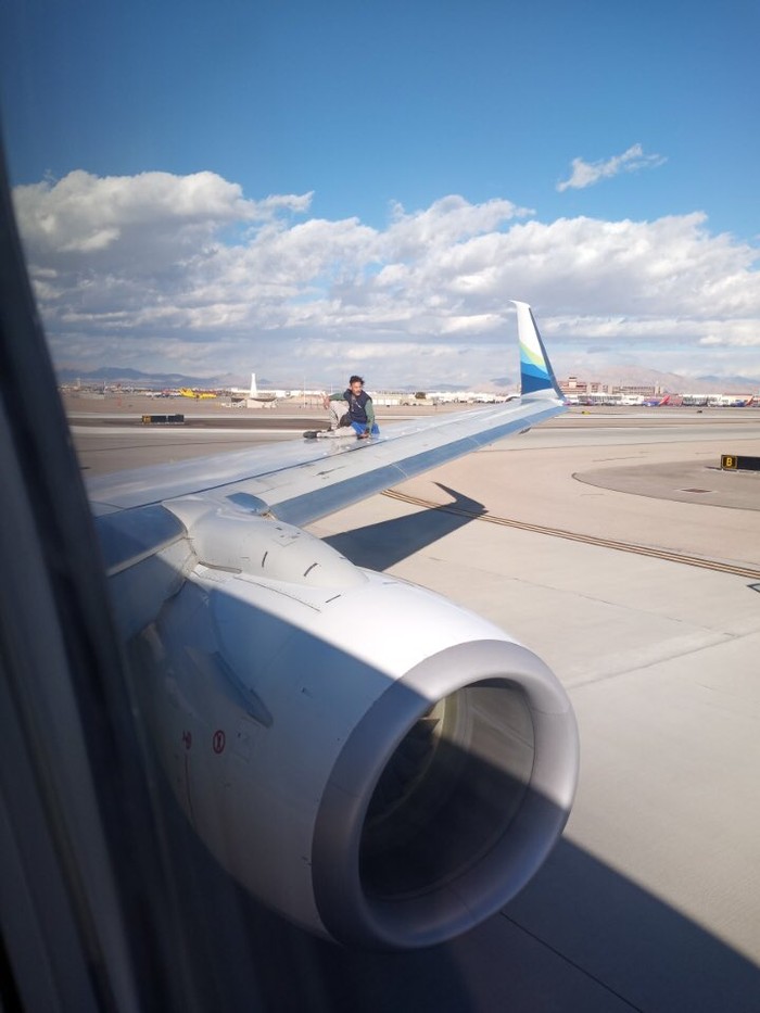 Pria panjat pesawat di Las Vegas