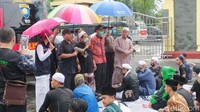 Sebelumnya mereka berkumpul di Masjid Agung Ciamis. Kemudian mereka bersama-sama melakukan aksi jalan kaki ke Polres Ciamis.