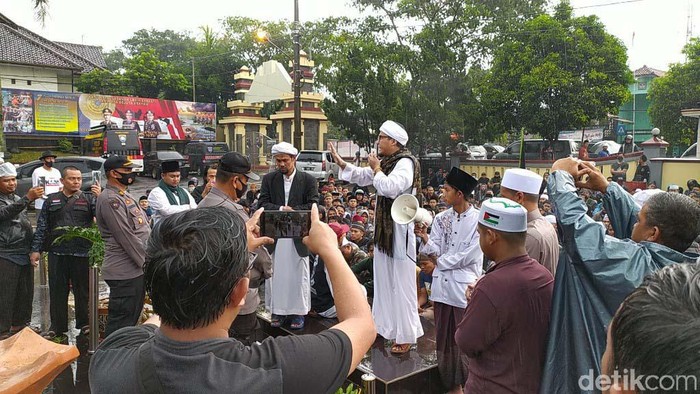 Sejumlah umat Islam dari berbagai elemen masyarakat mendatangi Marpolres Ciamis. Kedatangan mereka untuk memprotes penahanan Habib Rizieq di Polda Metro Jaya.