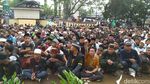 Protes Penahanan HRS, Massa Geruduk Polres Ciamis