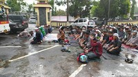 Selain melakukan orasi, masyarakat pun menggelar salah asar berjamaah di halaman Mapolres Ciamis. Juga melaksanakan doa bersama menuntut keadilan.