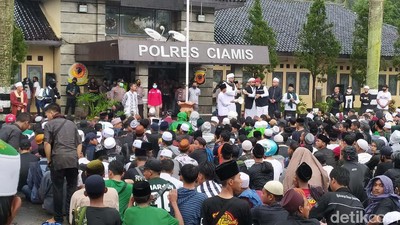 Protes Penahanan HRS, Massa Geruduk Polres Ciamis
