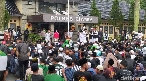 Sejumlah umat Islam dari berbagai elemen masyarakat mendatangi Marpolres Ciamis. Kedatangan mereka untuk memprotes penahanan Habib Rizieq di Polda Metro Jaya.