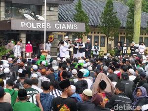 Protes Penahanan HRS, Massa Geruduk Polres Ciamis