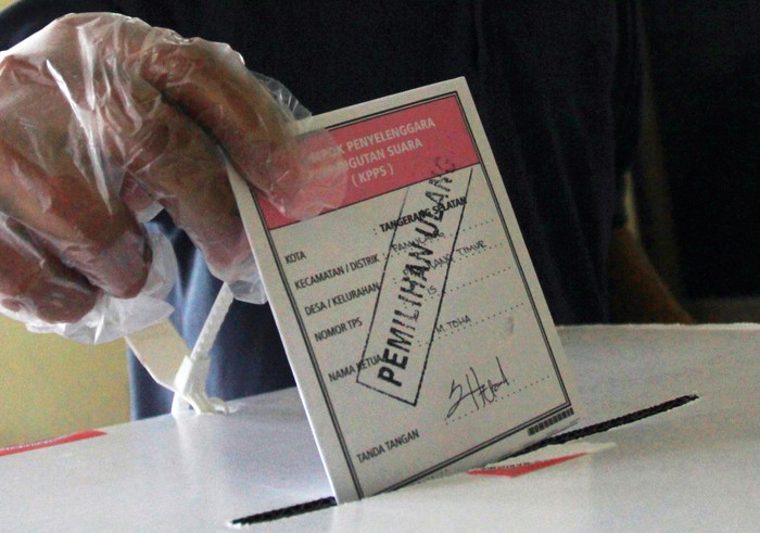 Seorang pemilih memasukan surat suara pemilihan suara ulang (PSU) Kota Tangerang Selatan kedalam kotak usai menggunakan hak pilihnya di TPS 15 Pamulang Timur, Pamulang, Tangerang Selatan, Banten, Minggu (13/12/2020). Bawaslu Kota Tangsel merekomendasikan PSU di tiga TPS yang ada di Ciputat Timur dan Pamulang Timur karena adanya pelanggaran dan kelalaian yang dilakukan petugas kelompok penyelenggara pemungutan suara (KPPS) mulai dari penggantian ketua KPSS secara sepihak hingga memilihnya warga yang tidak terdaftar dalam daftar pemilih tetap. ANTARA FOTO/Muhammad Iqbal/rwa.