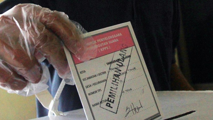Seorang pemilih memasukan surat suara pemilihan suara ulang (PSU) Kota Tangerang Selatan kedalam kotak usai menggunakan hak pilihnya di TPS 15 Pamulang Timur, Pamulang, Tangerang Selatan, Banten, Minggu (13/12/2020). Bawaslu Kota Tangsel merekomendasikan PSU di tiga TPS yang ada di Ciputat Timur dan Pamulang Timur karena adanya pelanggaran dan kelalaian yang dilakukan petugas kelompok penyelenggara pemungutan suara (KPPS) mulai dari penggantian ketua KPSS secara sepihak hingga memilihnya warga yang tidak terdaftar dalam daftar pemilih tetap. ANTARA FOTO/Muhammad Iqbal/rwa.