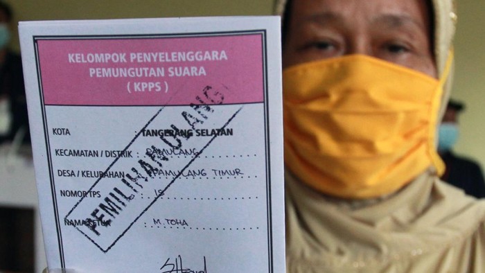 PSU PILKADA KOTA TANGSEL Seorang pemilih memasukan surat suara pemilihan suara ulang (PSU) Kota Tangerang Selatan kedalam kotak usai menggunakan hak pilihnya di TPS 15 Pamulang Timur, Pamulang, Tangerang Selatan, Banten, Minggu (13/12/2020). Bawaslu Kota Tangsel merekomendasikan PSU di tiga TPS yang ada di Ciputat Timur dan Pamulang Timur karena adanya pelanggaran dan kelalaian yang dilakukan petugas kelompok penyelenggara pemungutan suara (KPPS) mulai dari penggantian ketua KPSS secara sepihak hingga memilihnya warga yang tidak terdaftar dalam daftar pemilih tetap. ANTARA FOTO/Muhammad Iqbal/rwa.