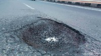 Lubang-lubang itu banyak ditemui di ruas Jalan Yogya-Solo di wilayah timur. Wilayah timur itu meliputi perbatasan Klaten-Boyolali di Kecamatan Wonosari sampai Kecamatan Jogonalan.