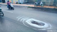 Untuk di ruas jalan di Kecamatan Delanggu lubang-lubang jalan itu ditemukan di sekitar pasar. Baik di sisi utara simpang empat Pasar Delanggu maupun di sisi selatan setelah pasar. Sementara itu, di ruas Kecamatan Ceper, kerusakan jalan itu ditemukan di Desa Jambu Kulon. Padahal lubang jalan di ruas Kecamatan Ceper itu baru sepekan lalu ditambal aspal.