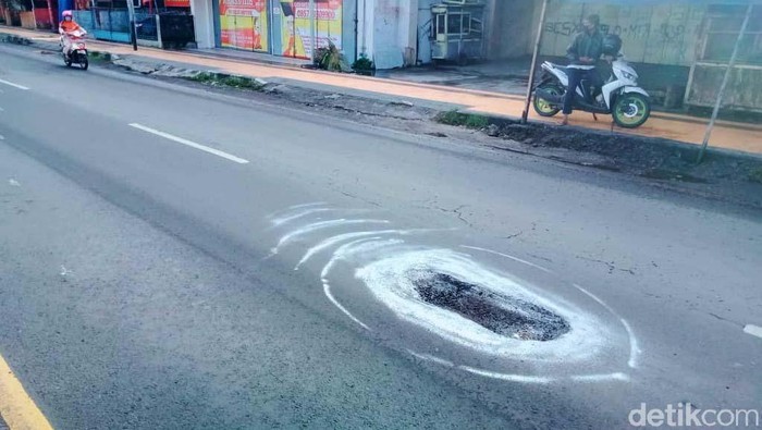 Ranjau Lubang Mengintai di Jalan Yogya-Solo Klaten Seiring datang musim hujan, Jalan Yogya-Solo banyak yang berlubang. Lubang yang muncul di jalan itu bahkan ada yang sedalam 15 sentimeter.