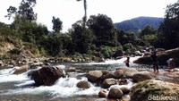 Akses jalan menuju ke lokasi wisata di sana pun sudah sangat baik. Jalan sudah mulus hingga ke PLBN Aruk.