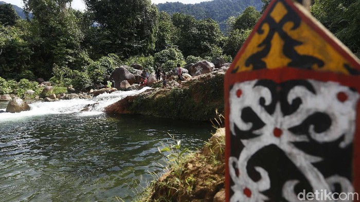 Riam Sunge Banokng Potensi Wisata Alam di Perbatasan Aruk Kawasan perbatasan, Aruk, Sambas, memiliki potensi besar di sektor pariwisata. Salah satunya di objek wisata Riam Sunge Banokng, di Sajingan Besar, Aruk, Sambas.