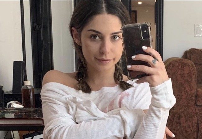 Wanita bernama Riley Summers yang berasal dari Los Angeles sebelumnya bekerja sebagai seorang guru. Dari pekerjaan itu dirinya bisa mengumpulkan sekitar Rp 500 juta per tahun. Namun semenjak pandemi Corona, Riley kehilangan pekerjaan tersebut. Foto: Instagram/@rileysummers.tv