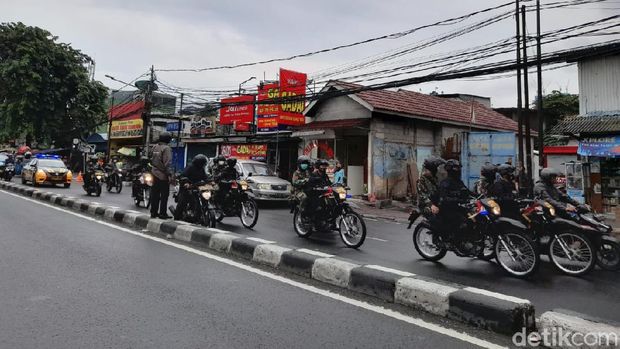 Rombongan polisi-TNI patroli di Jakpus (Tiara Aliya Azzahra/detikcom).